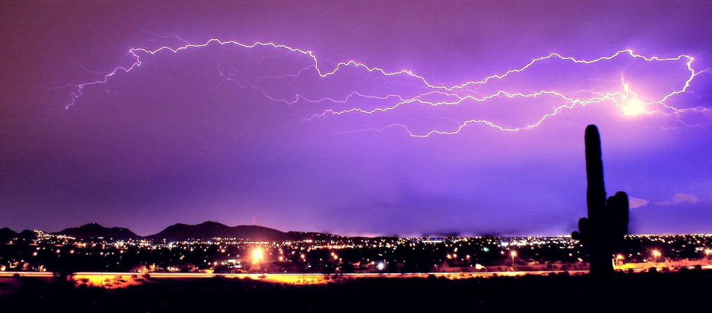 horizontal-lightning-over-city-wallpaper